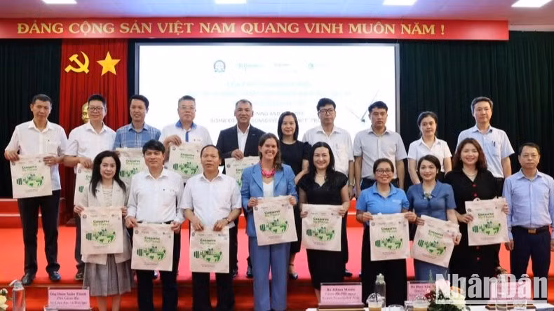 La iniciativa tiene como objetivo dotar a la próxima generación de jóvenes líderes de los conocimientos y habilidades esenciales para liderar la transición verde y contribuir a un futuro sostenible.