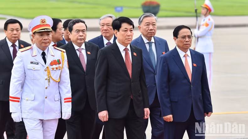 El premier Pham Minh Chinh, y el miembro del Buró Político del Partido y jefe de la Dirección General de Política del Ejército Popular de Vietnam, Luong Cuong, encabezan la delegación.