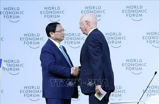El primer ministro vietnamita, Pham Minh Chinh, y el profesor Klaus Schwab, fundador y presidente del FEM (Foto: VNA)