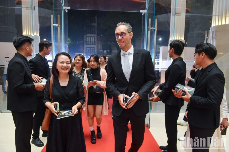 Invitados asistentes a la gala de entrega de Premio de Acción por la comunidad del periódico Nhan Dan