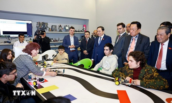 La delegación vietnamita visita el Centro de Tecnologías Creativas TUMO (Foto: VNA)