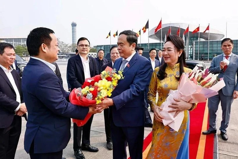 El presidente de la Asamblea Nacional de Vietnam, Tran Thanh Man, y su esposa parten de Hanói para asistir a la 150.ª Asamblea de UIP y visitar Uzbekistán y Armenia. (Foto: VNA)