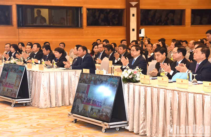 Minh Chinh y los delegados a la conferencia.