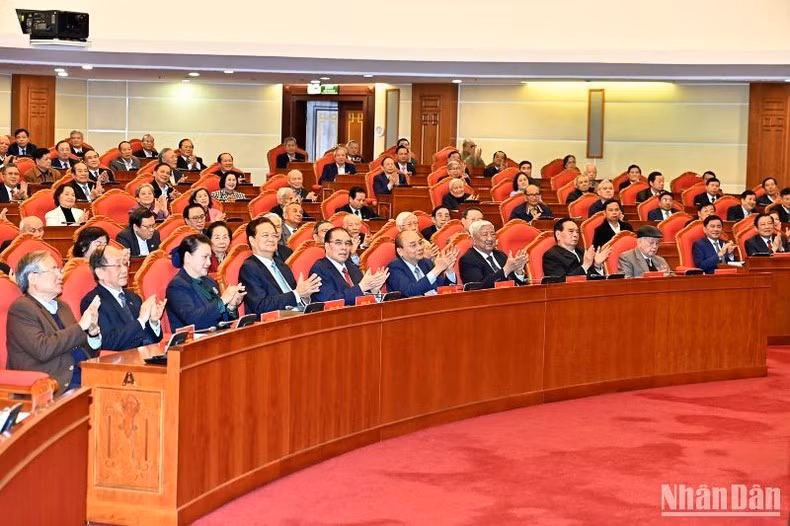 Dirigentes, ex dirigentes del Partido y el Estado y delegados al acto.