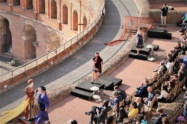 Desfile de moda en celebración del 50 aniversario de las relaciones diplomáticas entre Vietnam e Italia (Foto: VNA)