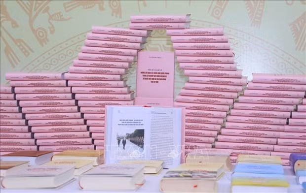 El libro “Algunas cuestiones sobre lineamientos militares y estrategia de defensa en la causa de la construcción y defensa de la Patria socialista vietnamita en el nuevo período” del secretario general del Partido Comunista de Vietnam (PCV), Nguyen Phu Trong (Foto: VNA)