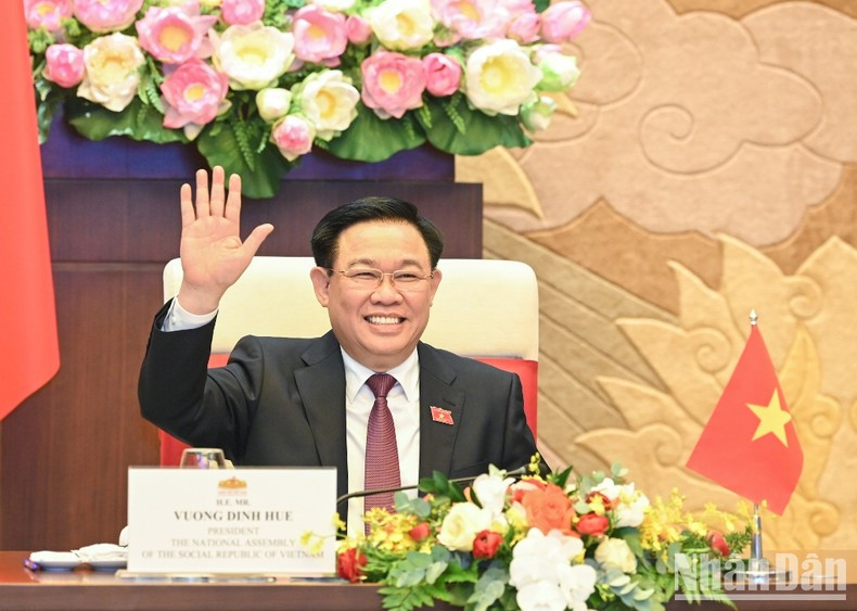 El titular de la Asamblea Nacional vietnamita, Vuong Dinh Hue, sostiene una llamada telefónica con el presidente del Senado camboyano, Samdech Techo Hun Sen.
