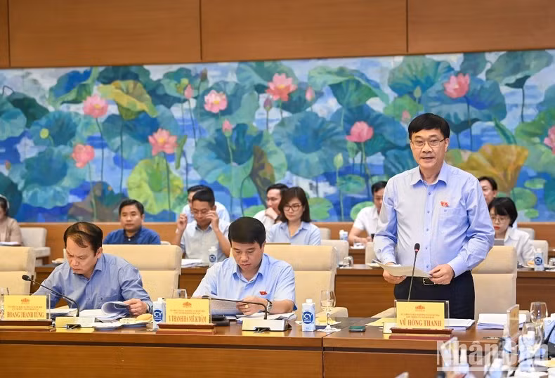 El jefe de la Comisión de Asuntos Económicos del Parlamento, Vu Hong Thanh, presenta un informe sobre la explicación de los contenidos del proyecto de Ley.