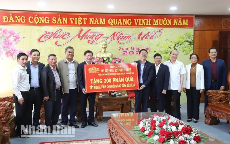 Entrega simbólica de 300 obsequios al pueblo de la provincia de Dak Lak. (Foto: Nhan Dan)