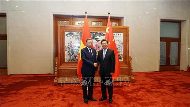El ministro de Seguridad Pública de Vietnam, To Lam (izquierda), se reúne con Chen Wenqing, secretario de la Comisión de Asuntos Políticos y Jurídicos del Comité Central del Partido Comunista de China. (Foto: VNA)