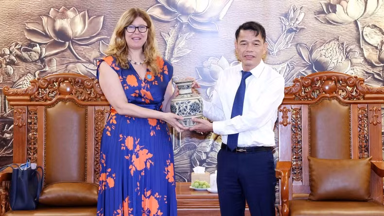 Vu Thanh Mai, subjefe de la Comisión de Información, Educación y Movilización de Masas del Partido Comunista de Vietnam, entrega un regalo a Silvia Danailov, jefa de UNICEF Vietnam. (Foto: Nhan Dan)