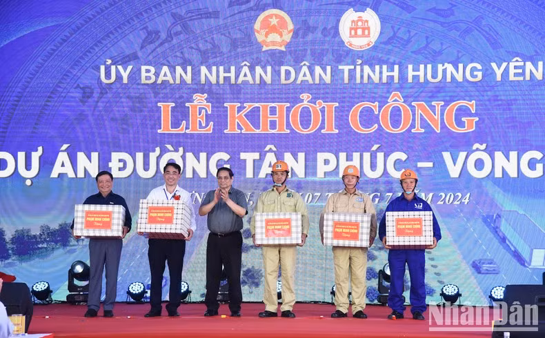 Minh Chinh entrega regalos a las entidades de construcción del proyecto de la carretera Tan Phuc-Vong Phan.