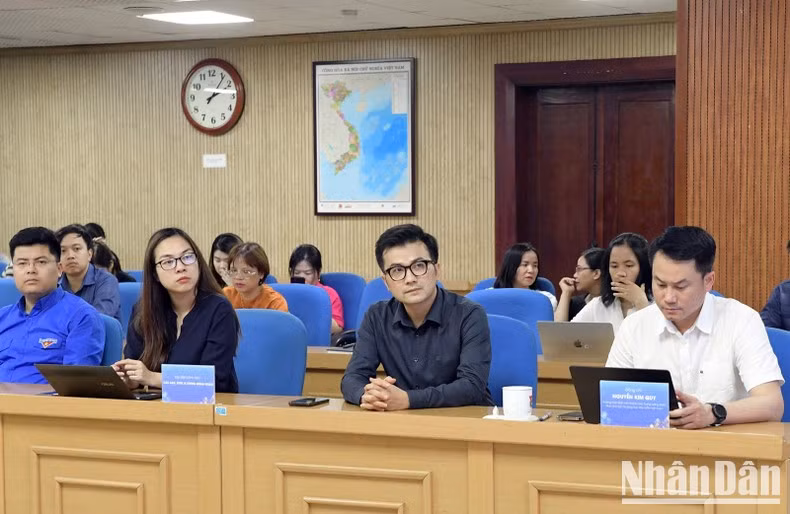 El profesor y doctor Tran Xuan Bach, vicepresidente de la Asociación de Jóvenes Médicos de Vietnam (segundo desde la derecha, primera fila), es uno de los docentes del programa de formación.