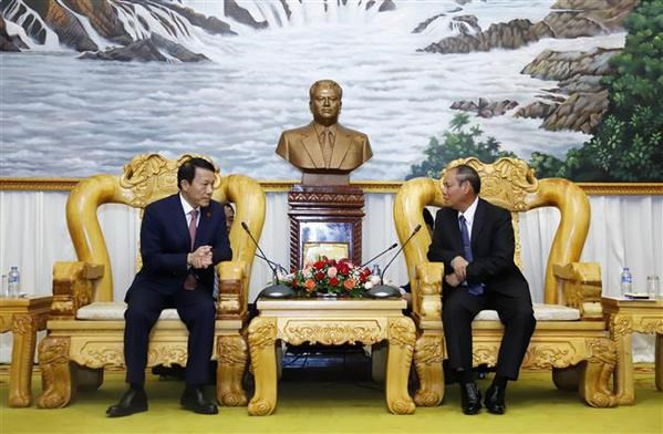 El general Vilay Lakhamphong, vicepremier y ministro de Seguridad Pública de Laos, recibe al coronel general Luong Tam Quang. (Foto: VNA)