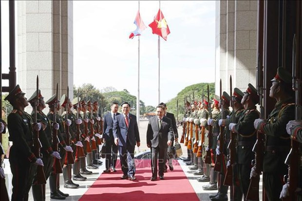 El presidente de la Asamblea Nacional de Laos, Saysomphone Phomvihane, dio la bienvenida a su par vietnamita, Vuong Dinh Hue, en Vientián. (Foto: VNA)