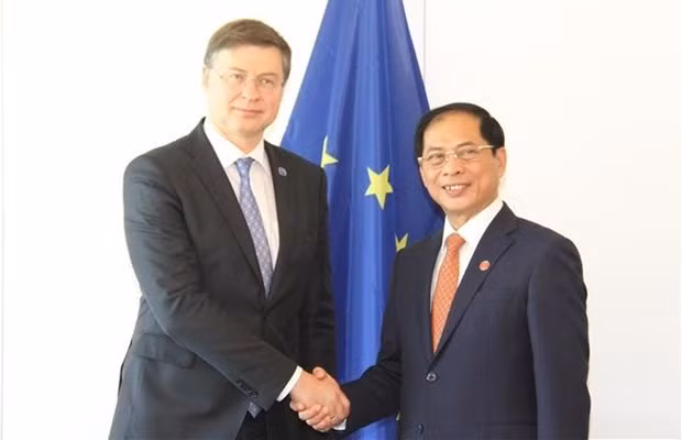 Bui Thanh Son y el vicepresidente de la Comisión Europea (CE) Valdis Dombrovskis (Foto: VNA)