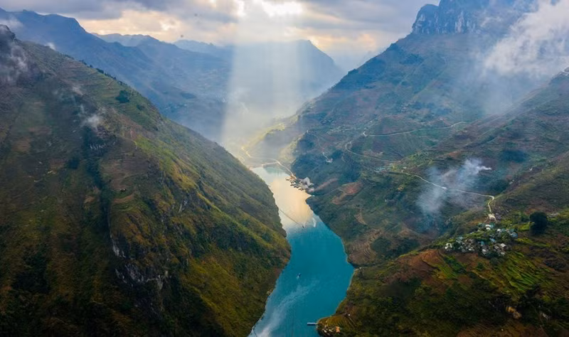 Nho Que es uno de los ríos más bellos de Ha Giang. Mirando desde arriba, el río luce como un hilo verde que desciende del cielo, escondido en medio de las montañas. Nho Que es uno de los ríos más bellos de Ha Giang. Mirando desde arriba, el río luce como un hilo verde que desciende del cielo, escondido en medio de las montañas.