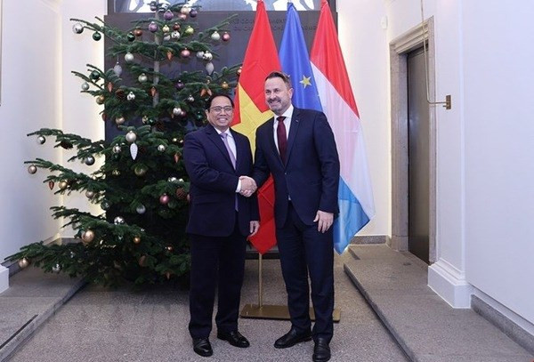 El primer ministro Pham Minh Chinh y su par de Luxemburgo, Xavier Bettel. (Foto: VNA)