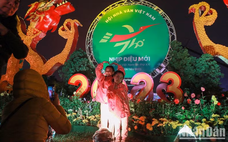 Participantes toman fotos en la noche de poesía. Participantes toman fotos en la noche de poesía.