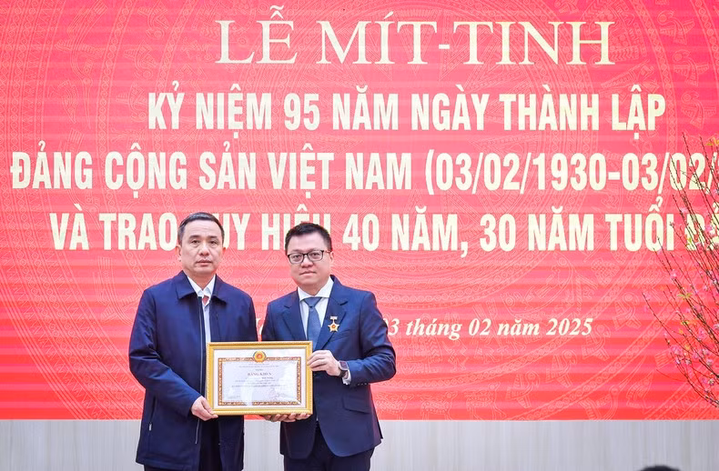Le Quoc Minh, presidente-editor y secretario del Partido del periódico Nhan Dan, otorga el Certificado de Mérito del Comité del Partido en el Bloque de Órganos Centrales al militante que ha cumplido excelentemente sus tareas durante cinco años consecutivos (2019-2023).