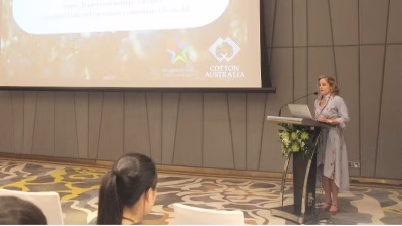 Rebecca Ball, consejera sénior de Austrade, habla en el evento.