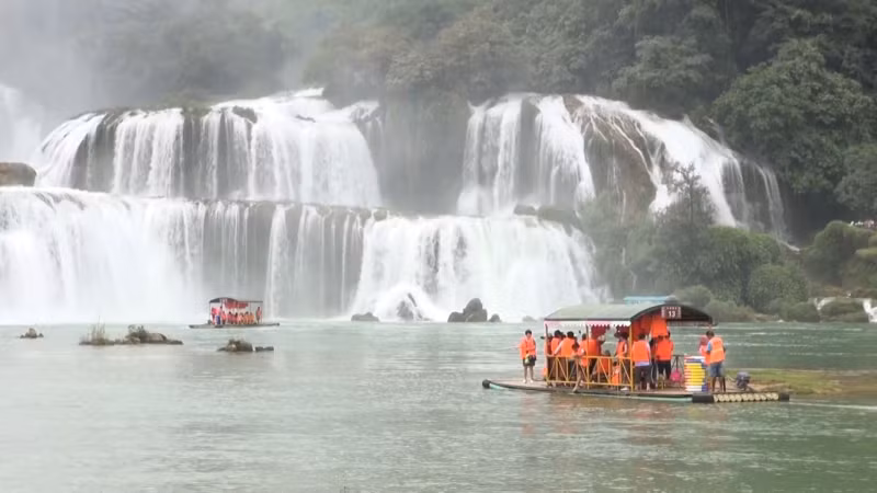 Turistas visitan la cascada de Ban Gioc (Foto: vietnamtourism.gov.vn)