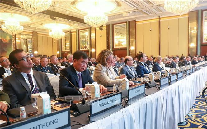 El coronel general Hoang Xuan Chien, viceministro de Defensa de Vietnam (segundo desde la izquierda) asiste al Diálogo. (Foto: VNA)