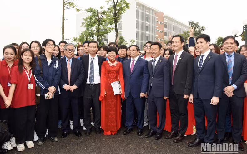 El primer ministro vietnamita, Pham Minh Chinh, y profesores y estudiantes de la Universidad Nacional de Hanói.