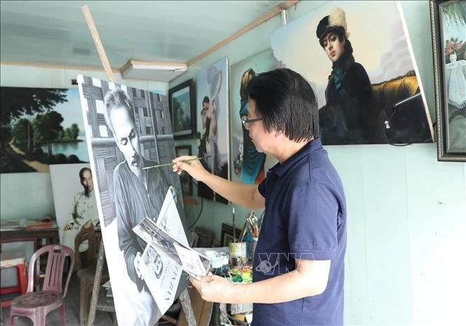 Tran Hoa Binh, pintor católico nacido en en la provincia norteña de Ninh Binh, ha dedicado más de 50 años al arte del retrato hiperrealista. (Foto: VNA)