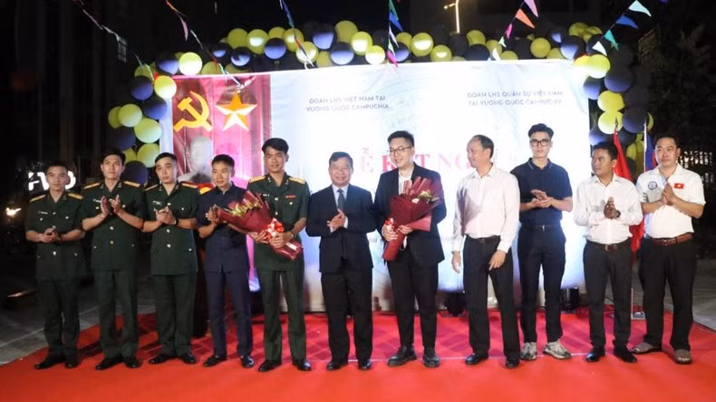 El representante de la Embajada de Vietnam en Camboya entrega flores a las dos delegaciones de estudiantes. (Foto: NGUYEN HIEP)