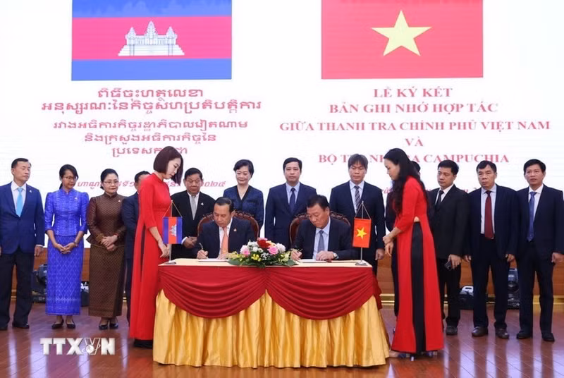 En la firma del memorando de entendimiento entre la Inspección Gubernamental de Vietnam y el Ministerio de Inspección de Camboya (Foto: VNA)