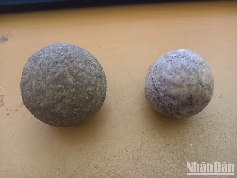 Balas de cañón hechas con piedra encontradas en el área del templo.