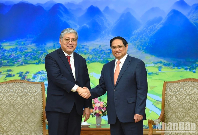 El primer ministro vietnamita, Pham Minh Chinh, recibe al ministro de Relaciones Exteriores de Filipinas, Enrique Manalo.