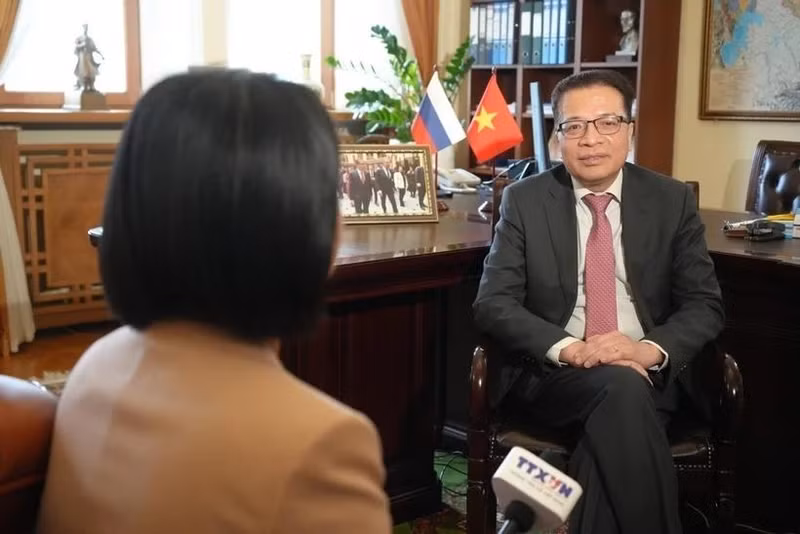 El embajador Dang Minh Khoi en la entrevista con la Agencia Vietnamita de Noticias (Foto: VNA)