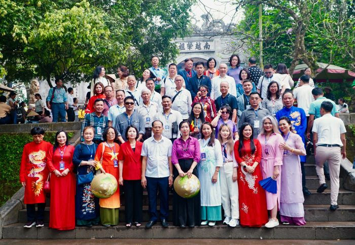 Vietnamitas en ultramar regresan a casa para conmemorar a fundadores de la nación (Foto:nld.com.vn)
