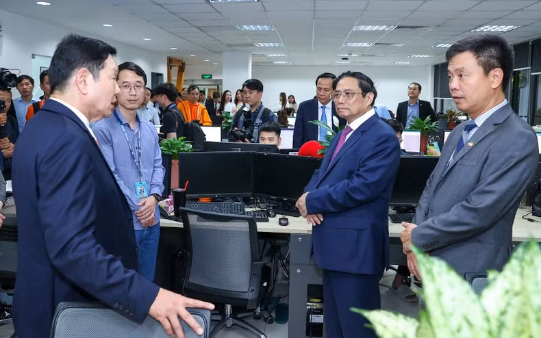 Minh Chinh hablan con trabajadores de la empresa de software de FPT.