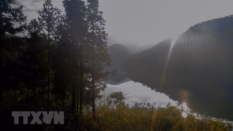 En la madrugada, el amanecer aparece y brinda los primeros rayos del sol, generando una belleza maravillosa al lago de Ban Viet En la madrugada, el amanecer aparece y brinda los primeros rayos del sol, generando una belleza maravillosa al lago de Ban Viet