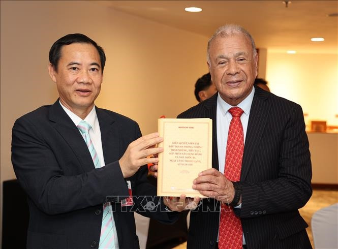 El subjefe de la Comisión de Asuntos Internos del Comité Central del PCV, Nguyen Thai Hoc, entrega el libro del secretario general del PCV, Nguyen Phu Trong, al coordinador nacional del Partido del Trabajo de México, Alberto Anaya Gutiérrez (Foto:VNA)