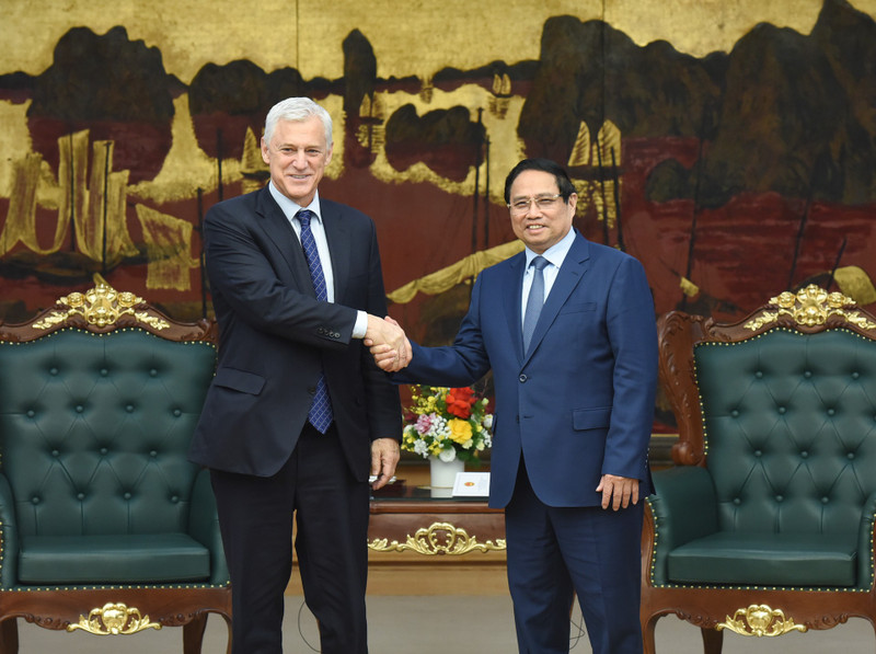 El primer ministro de Vietnam, Pham Minh Chinh (derecha) recibe a Bill Winters, director general de Standard Chartered (Foto: Nhan Dan)