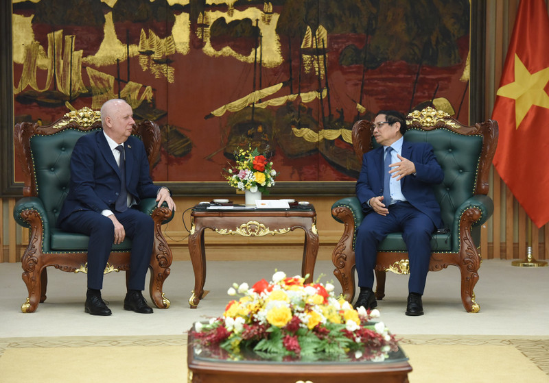El primer ministro de Vietnam, Pham Minh Chinh (derecha) sostiene un encuentro con el viceprimer ministro de Belarás, Anatoly Sivak (Foto: Nhan Dan)