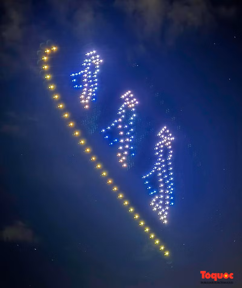 Los visitantes pueden admirar el espectáculo de luces sin precedentes en el cielo de Hoi An, que utiliza tecnología moderna para contar la historia cultural única de la región patrimonial.