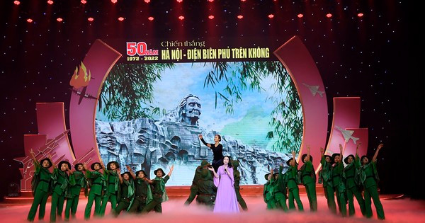 El programa incluye numerosas actuaciones artísticas elaboradamente coreografiadas.