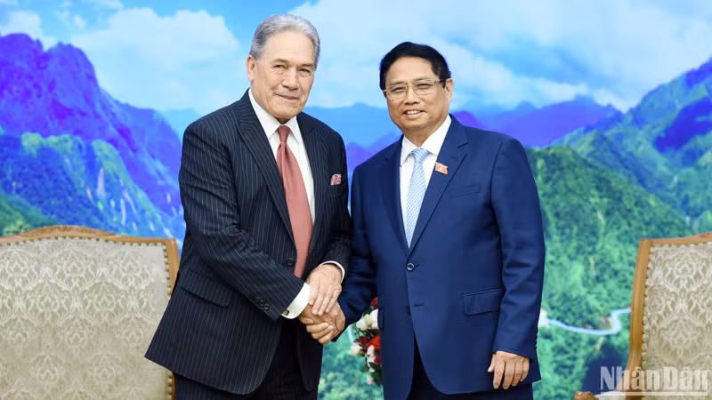 El primer ministro vietnamita, Pham Minh Chinh, y el vicepremier y canciller de Nueva Zelanda, Winston Peters.
