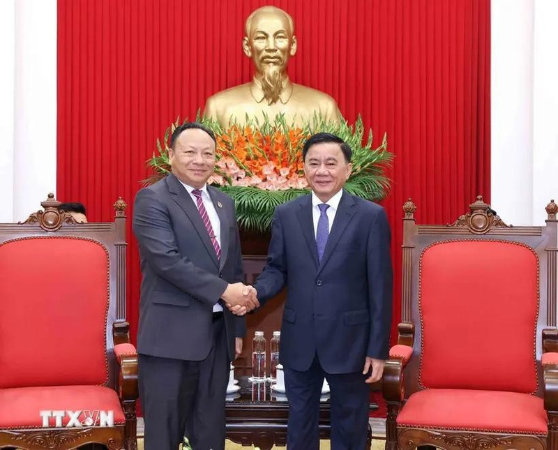 El miembro del Buró Político, integrante permanente del Secretariado del Comité Central del Partido Comunista de Vietnam y jefe de la Comisión de Control Disciplinario, Tran Cam Tu, recibe al secretario del Comité Central de la Unión de la Juventud Popular Revolucionaria de Laos, Monexay Laomoaxong. (Foto: VNA)