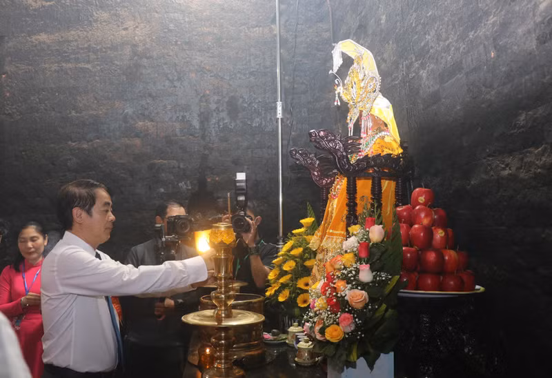 El secretario del Comité del Partido Comunista en la provincia de Khanh Hoa, Nghiem Xuan Thanh, ofreció incienso a la Diosa Madre en el día de apertura del festival.
