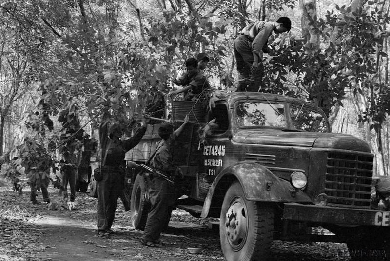 Los soldados camuflaron sus vehículos antes de avanzar hacia Saigón en la Campaña Ho Chi Minh (Foto: VNA)