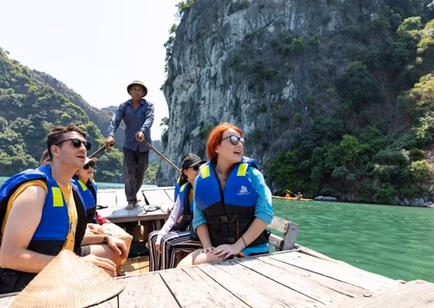 Los turistas extranjeros en la Bahía de Ha Long (Foto: VNA) 