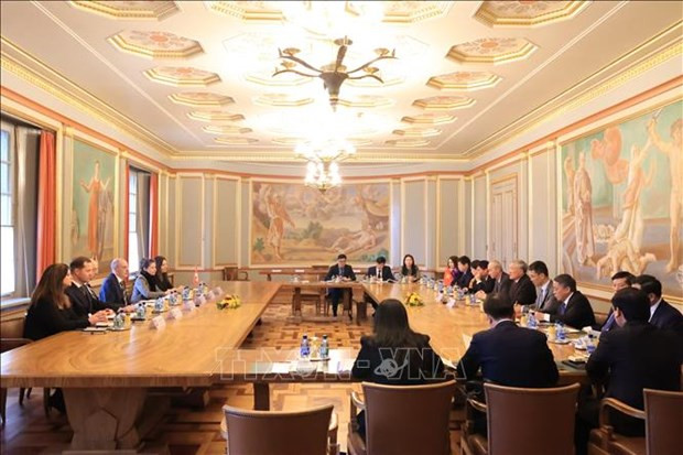 Nguyen Hoa Binh y su comitiva en encuentro con el presidente del Tribunal Supremo de la Federación Suiza, Donzallaz Yves, (Foto: VNA)