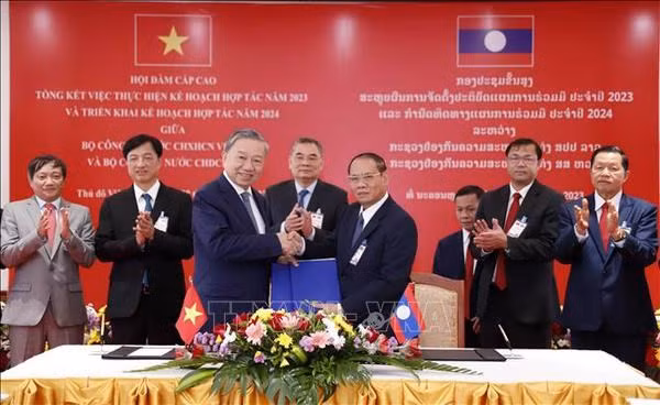 El general To Lam y el general Vilay Lakhamphong (Foto: VNA)