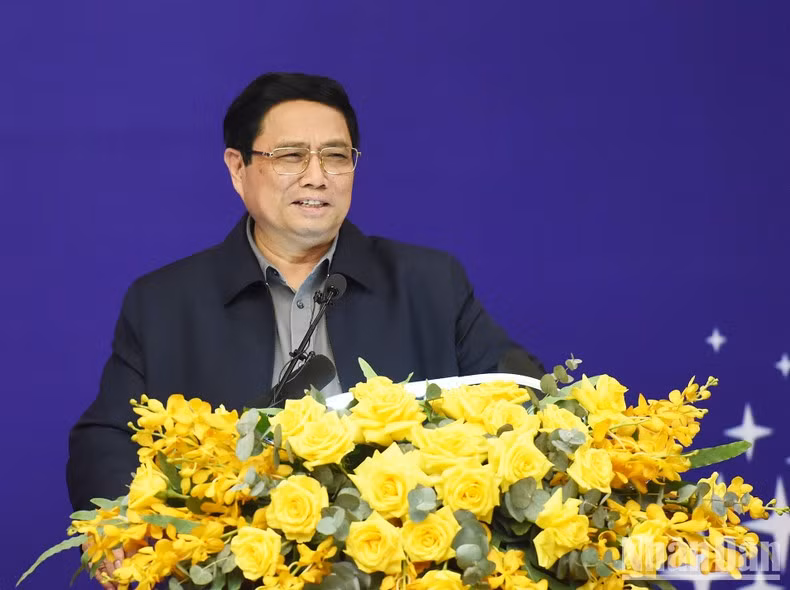 Minh Chinh pronuncia un discurso en la cita. Minh Chinh pronuncia un discurso en la cita.